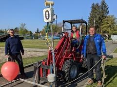 Startanlage Mitarbeiter montieren die eine automatische Startanlage