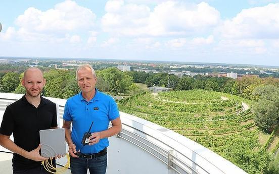 Prof. Dr. Nitze und Bernd Prieß auf der Friedenswarte mit Blick auf den Marienberg