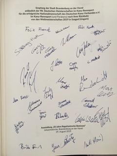 Eintrag Die neue Seite im "Goldenen Buch der Stadt".