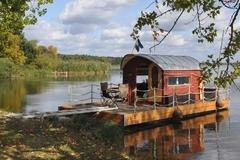 Eines von sieben Flößen, mit denen man die wasserreiche Umgebung der Havelstadt erkunden kann.