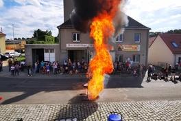 Bei einer Übung wird demonstriert, wie Personen aus einem Unfallauto befreit werden können