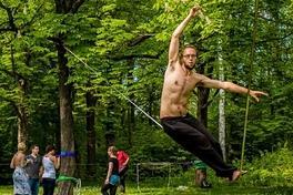 Slackline-Workshop im Freibad