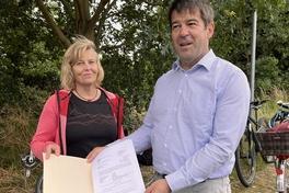 OB Steffen Scheller nimmt Fördermittelbescheid für den Gehwegbau in Mahlenzien entgegen