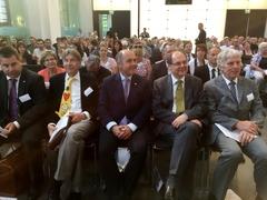 Prominente Gäste und Gastgeber: Mag. Wolfgang Sobota, Innenminister der Republik Österreich (Mitte) und die Gastgeber Christian Schmidt, Bundesminister für Ernährung und Landwirtschaft (2. von rechts) sowie Prof. Dr. Klaus Neumann, Präsident der DGG (rechts)