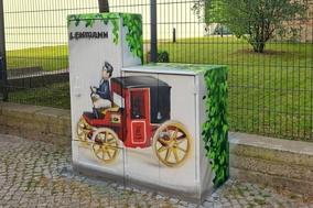 Verewigt in der Ritterstraße – die einst in E. P. Lehmanns Blechspielwarenfabrik hergestellte Motorkutsche.