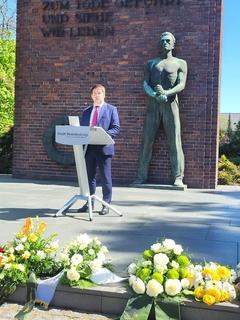 OB Steffen Schller vor dem Mahnmal