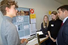 Am Stand wo es um die Erforschung des Heiligen Sees geht