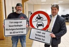Mit dieser Schilderkombination, präsentiert von Ortsvorsteher Christinan Lack und Oberbürgermeister Steffen Scheller, soll der starke Autoverkehr vom