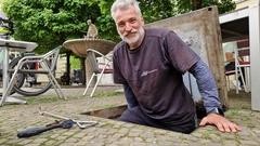 Peter Lenk von der beauftragten Fachfirma AquaActive drehte das Wasser für den Bollmann-Brunnen auf.