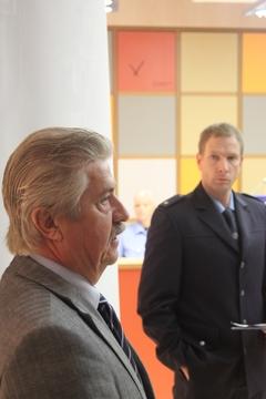 Die Leiter des Ordnungsamtes und der Polizeiwache stellen die Vorteile des neuen Sicherheitszentrums vor