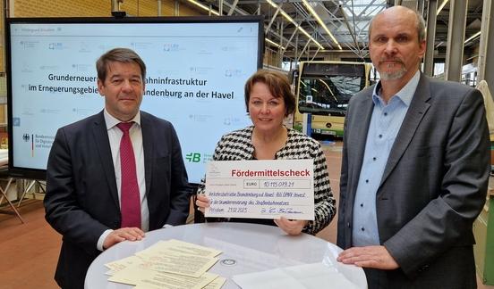 Dr. Ina Bartmann überreichte im Beisein von Oberbürgermeister Steffen Scheller den Förderscheck an VBBr-Chef Jörg Vogler.