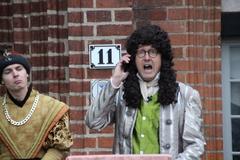 Ein historischer Handy-Anruf im Jahr 1715: Der Königliche Rat Schröter erklärt, dass "die Stadt eingekreist werden solle", dagegen erwidert der Königliche Rat Teufer: "Ein Landrat für die Chur- und Hauptstadt? Das war in Preußen nie des Königs Wille! Bürgerschaft und Räte, betet und streitet für Eure Kreisfreiheit auf Ewigkeit!"