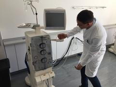 Prof. Dr. Daniel Patschan erklärt die Funktionsweise des Dialysegerätes.