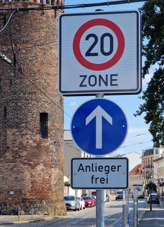 Einige stärker frequentierte Bereiche der Altstadt sind zur Tempo-20-Zone geworden.
