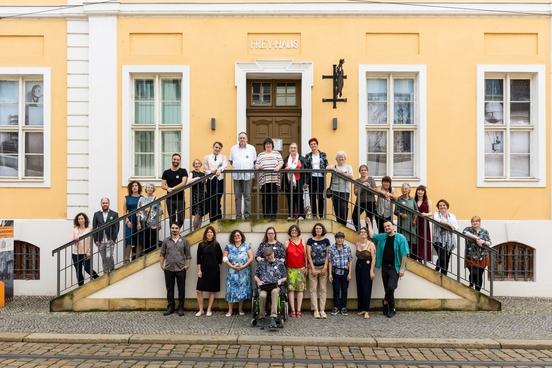 Das Team aus ehren- und hauptamtliche Kuratoren und Kuratorinnen am Eingang des Stadtmuseums