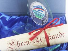 Ehrenmedaille und Urkunde