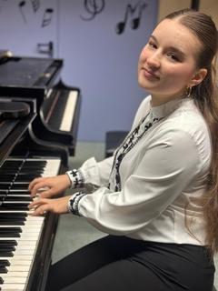 Elisabet Zadorozhna von der städtischen Musikschule "Vicco von Bülow" nimmt am Wettbewerb teil