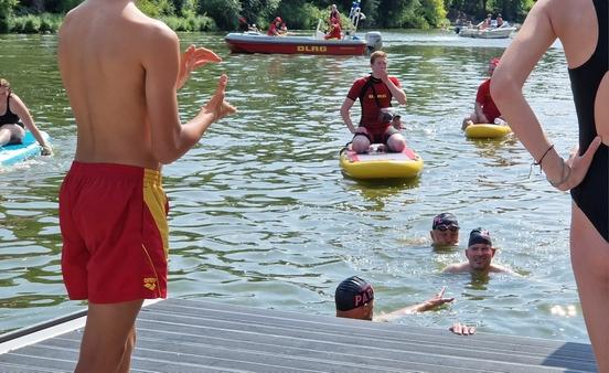 Dennis Harms von der Lebenshilfe Brandenburg stieg – begleitet von Kai Uwe Ewald und Matthias Pietschmann – stolz als Letzter aus dem Wasser.