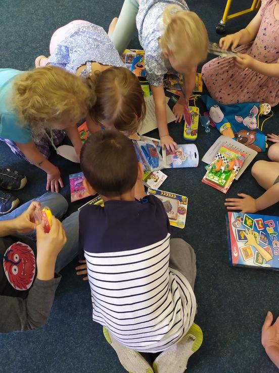 Kinder beim lesen und spielen in der Fouqué-Bibliothek