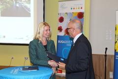 Beate Fernengel und Erhard Skupch unterzeichen den Kooperationsvertrag