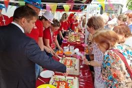 Oberbürgermeister Steffen Scheller im Gespräch unterstützte den WBG-Vorstand beim Anschnitt der Geburtstagstorte.