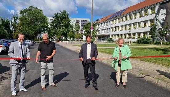 Bürgermeister Michael Müller, Oberbürgermeister Steffen Scheller und die städtische Straßen-Expertin Christiane Hoffmann durchtrennten das Band.