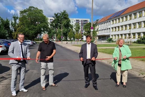 Bürgermeister Michael Müller, Oberbürgermeister Steffen Scheller und die städtische Straßen-Expertin Christiane Hoffmann durchtrennten das Band.