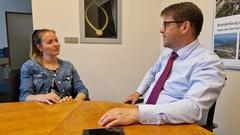Janne Sophie Engeleiter im Gespräch mit Oberbürgermeister Steffen Scheller.