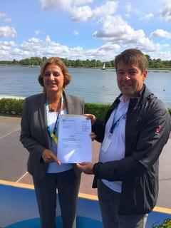 Sportministerin Britta Ernst überreicht Oberbürgermeister Steffen Scheller den Zuwendungsbescheid.