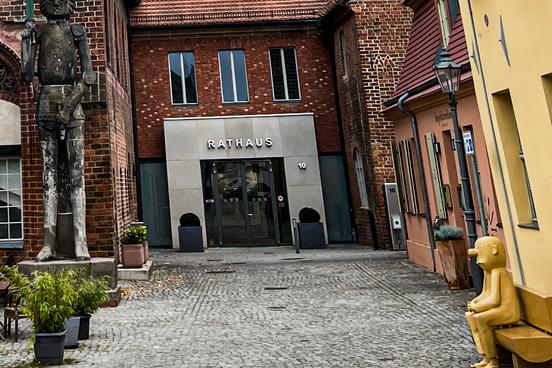 Die Knollennasen-Bank vor der Bibliothek