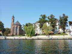 Anpflanzung von Sträuchern und Rasen mit einer teilerneuerten Bewässerungsanlage