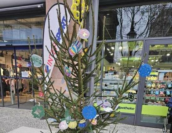 Geschmückte Bäume in Hauptstraße.