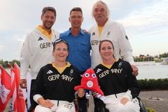 Regattastreckenleiter Uwe Philipp (hinten Mitte) mit dem Para-Kanuteam, das bei den Paralympics startet