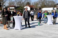 zahlreiches Publikum bei der Grundsteinlegung
