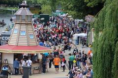 Große Menschenmengen und Imbiss-Stände sowie im Hintergrund eine Bühne am Salzhof-Ufer