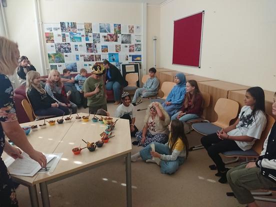 Kinder beim kreativen Beisammensein in der Bibliothek