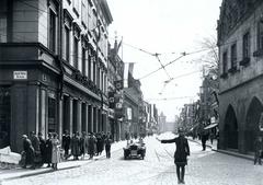 Der Blick in die Steinstraße verrät, dass die Machtübernahme durch die Nationalsozialisten in alle Bereiche des Lebens greift: zwar überwiegen die preußischen Flaggen an den Gebäuden, aber die Hakenkreuzfahnen sind auch zu sehen, auch die Straßenumbenennung ist hier erfolgt (links im Bild) (Foto: Stadtmuseum Brandenburg an der Havel)