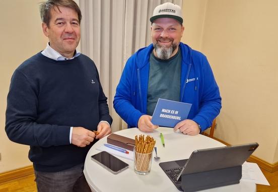 Wirtschaftsjunior Sascha Bertz mit Oberbürgermeister Steffen Scheller.