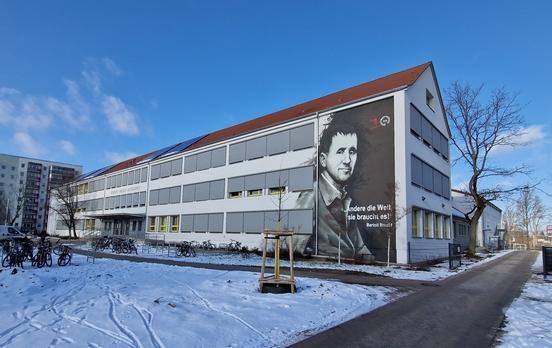 Frisch gedämmte Fassadenansicht des Bertolt-Brecht-Gymnasiums