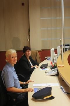 Warten auf die ersten Bürgerinnen und Bürger