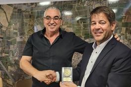 Ra'ananas Bürgermeister Chaim Boyde überreicht Oberbürgermeister Steffen Scheller ein Gastgeschenk.