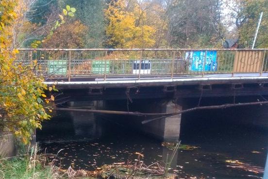 Die Planebrücke im Herbst 2024.