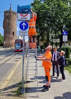 Im Beisein von Oberbürgermeister Steffen Scheller und der Beigeordneten Susanne Fischer wurde die Neubeschilderung enthüllt.