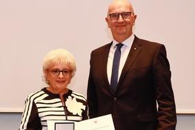 Gabriele Wolter, die Geschäftsführerin des Universitätsklinikums Brandenburg an der Havel GmbH, wurde von Ministerpräsident Dr. Dietmar Woidke mit der