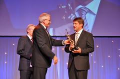 Dr. Helfried Schmidt, Vorstandsmitglied der Oskar-Patzelt-Stiftung, überreicht Bürgermeister Steffen Scheller den Oskar