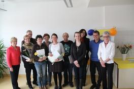 Zertifikate an Familienpaten übergeben