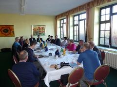 Blick in den Raum der gut besuchten Pressekonferenz. Blick in den Raum der gut besuchten Pressekonferenz.