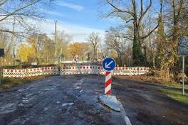 Noch kündigt die Leit-Insel den Beginn des Fahrrad-Schutzstreifend vor dem Bahnübergang an der Plane an.