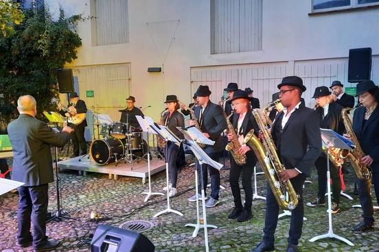 Musiker der Bigband spielen im Freien