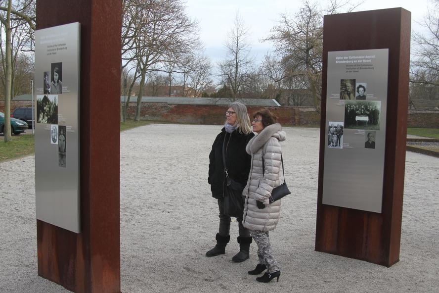 Besuch der Gedenkstätte am Nicolaiplatz Dänische Gäste an der Gedenkstätte